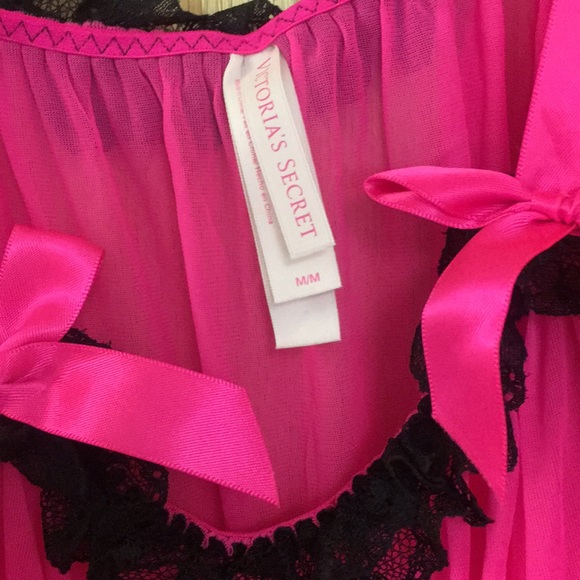 Bright pink lingerie - Picture 3 of 3